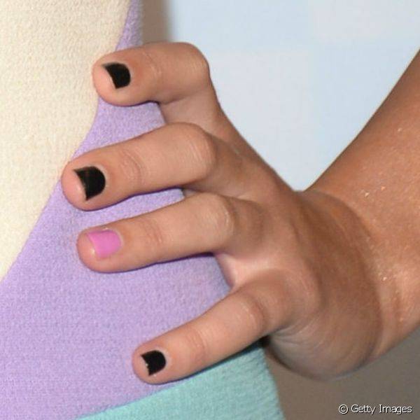 A atriz usou unhas no estilo filha única, combinando esmaltes preto e rosa, para comparecer ao Teen Choice Awards 2014